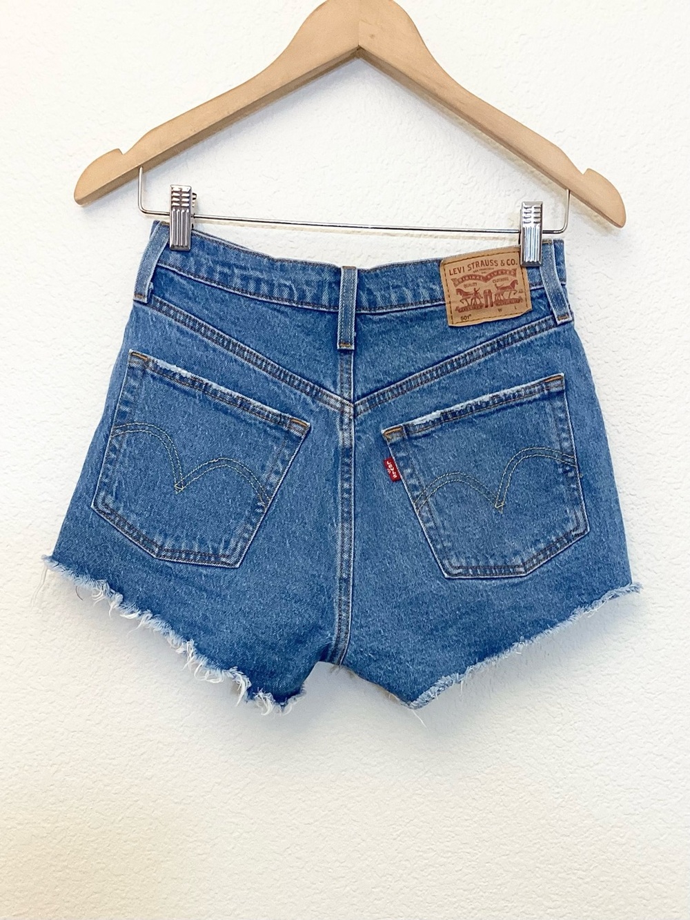 Levi’s 501 W25 (US 0/1) Denim Women’s Shorts High Rise Distressed 56327-0251 - Picture 6 of 14